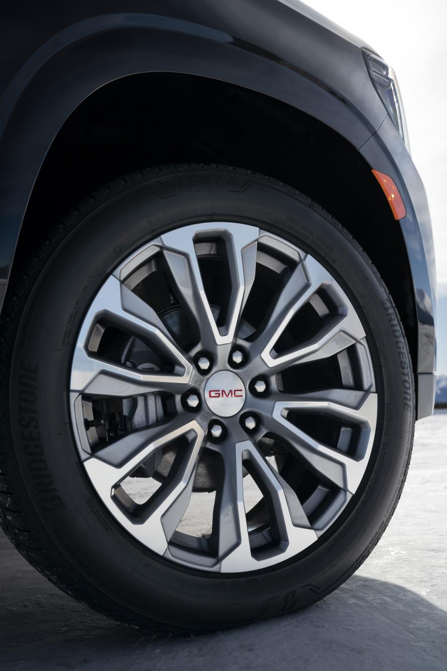 Колеса GMC Yukon Denali 2020 года  (фото 22 из 31)